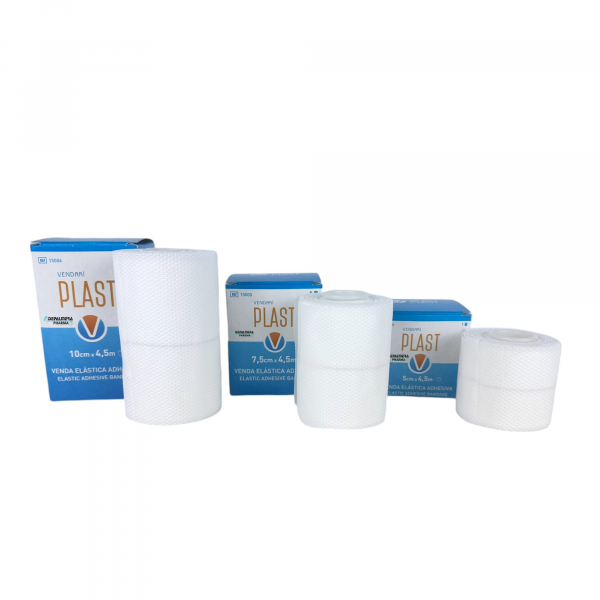 Venda elástica adhesiva Plast en rollo, disponible en tamaños de 5 cm, 7,5 cm y 10 cm de ancho por 4,5 metros de largo, ideal para vendajes de sujeción y soporte.